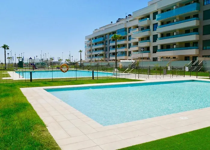 Playa Los Alamos, Descanso Y Ocio En Torremolinos